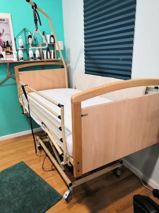 Cama articulada con carro elevador y barandillas