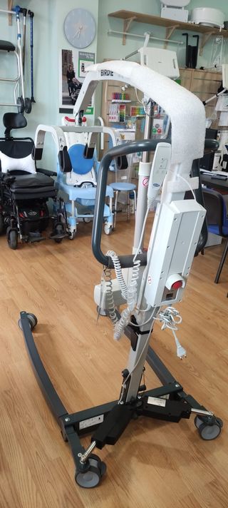 Grúa de elevación y traslado con arnés Invacare