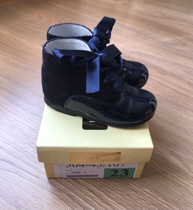 Botín en piel de charol azul marino