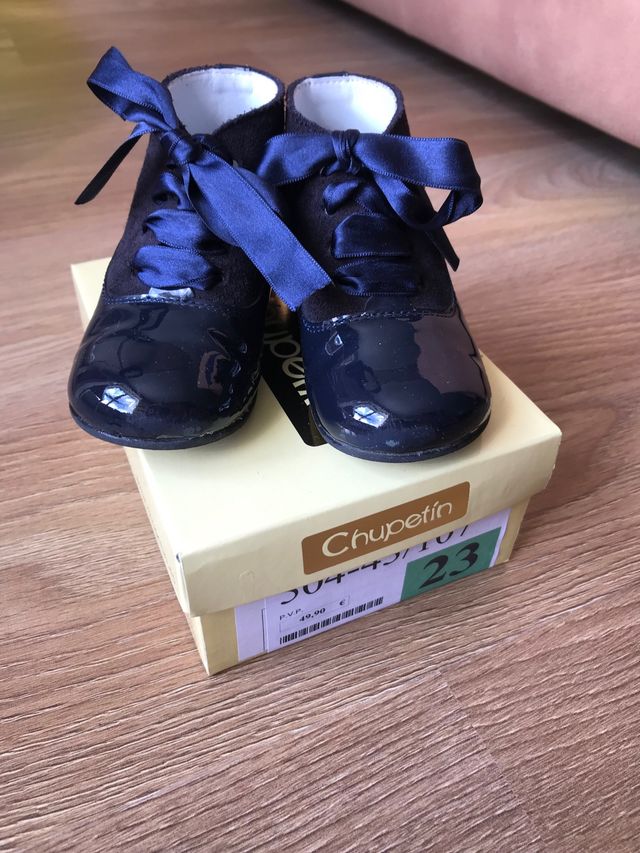 Botín en piel de charol azul marino