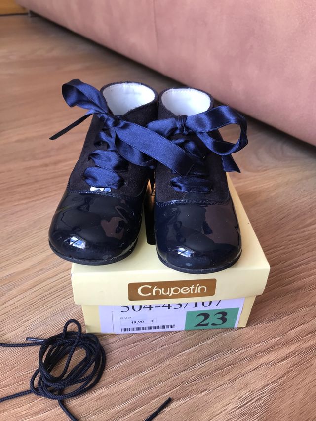 Botín en piel de charol azul marino