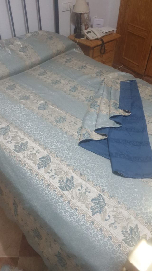 Cortina azul y visillo