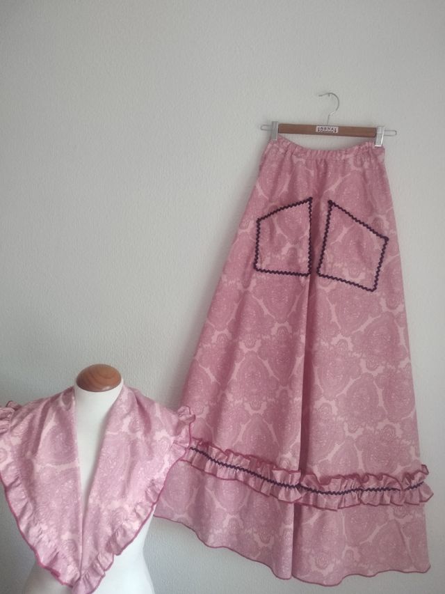 conjunto rociero compuesto por falda y pañuelo.