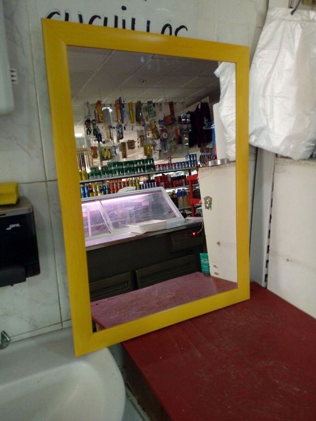 espejo  IKEA con marco de madera