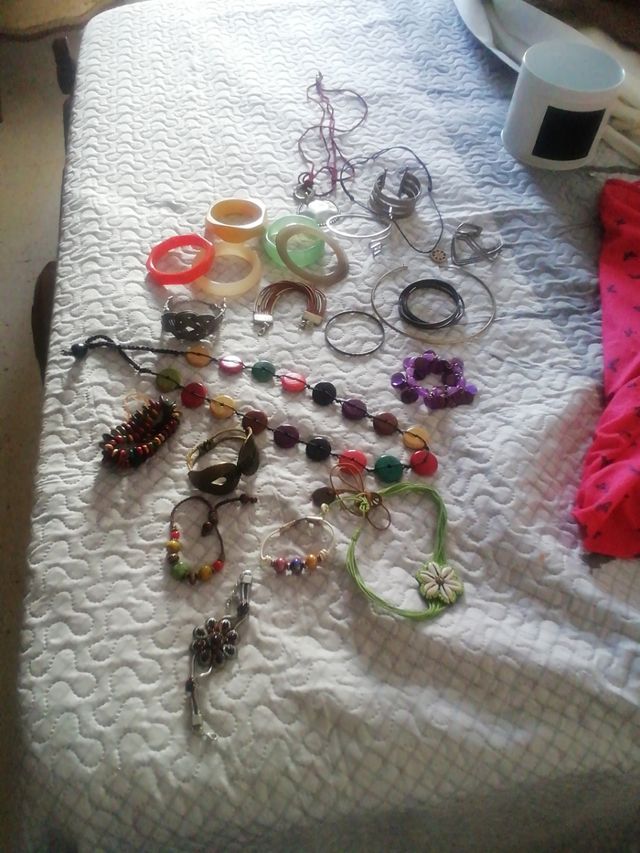 pulseras y colgantes