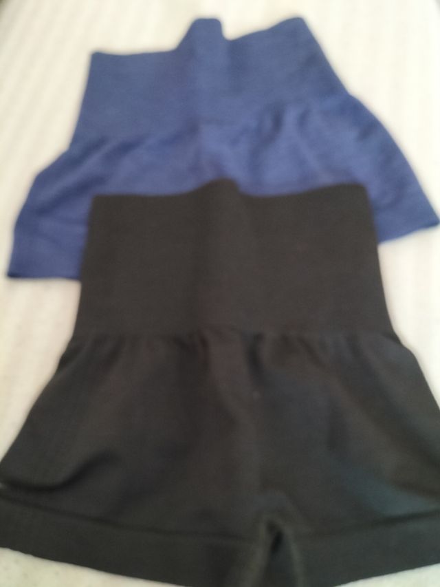 pantalones vaqueros  y pantalones cortos gimnasio 