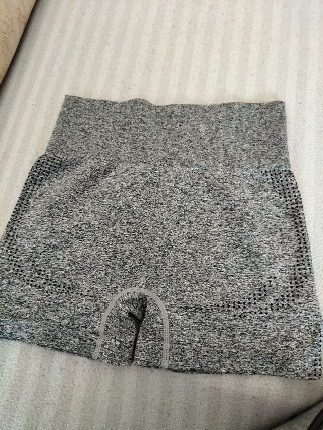 pantalones vaqueros  y pantalones cortos gimnasio 