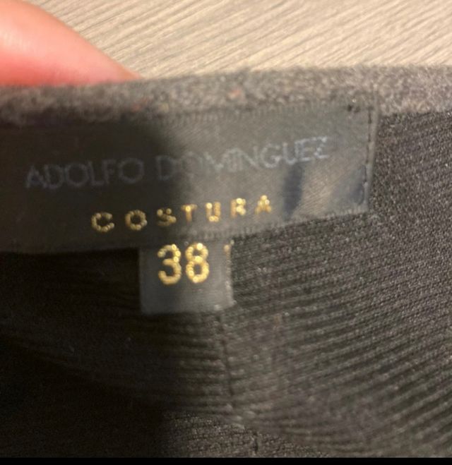 Vestido gris, mujer Adolfo Domínguez