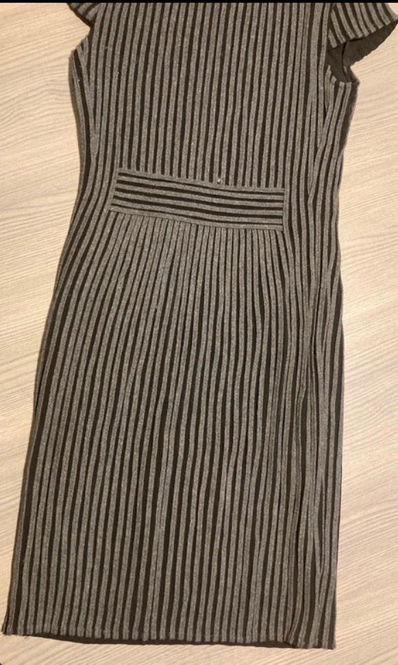 Vestido gris, mujer Adolfo Domínguez