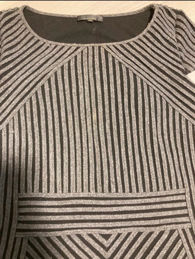 Vestido gris, mujer Adolfo Domínguez