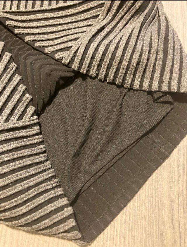 Vestido gris, mujer Adolfo Domínguez