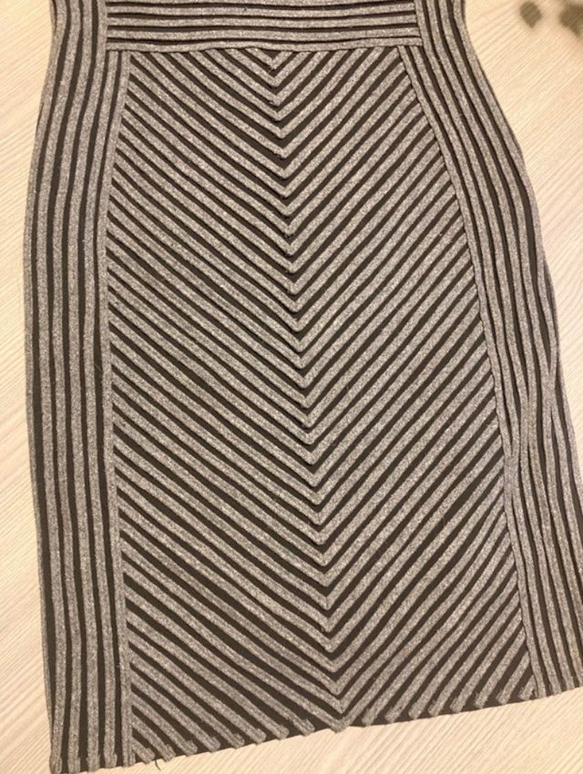 Vestido gris, mujer Adolfo Domínguez