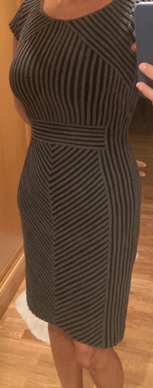 Vestido gris, mujer Adolfo Domínguez