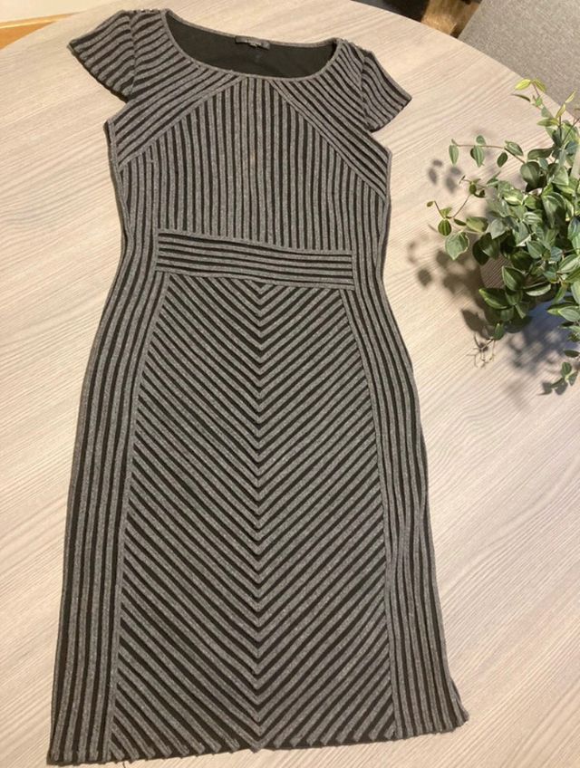 Vestido gris, mujer Adolfo Domínguez