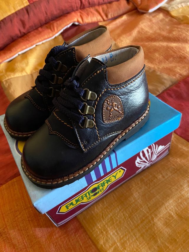 Botas niño, nuevas, número 21