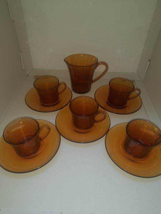 5 tazze e piatti in vetro Duralex con brocca