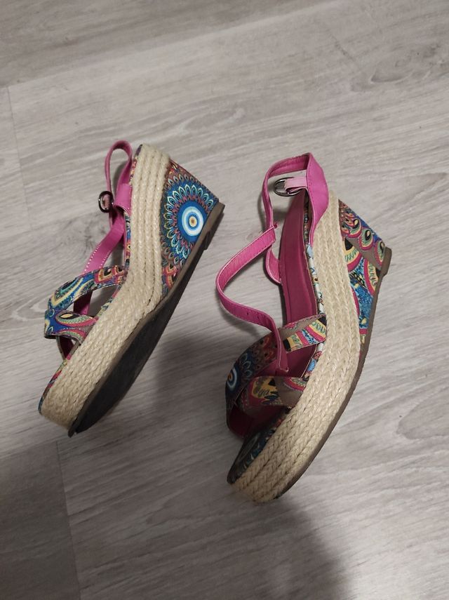 Sandalias desigual rosa fucsia