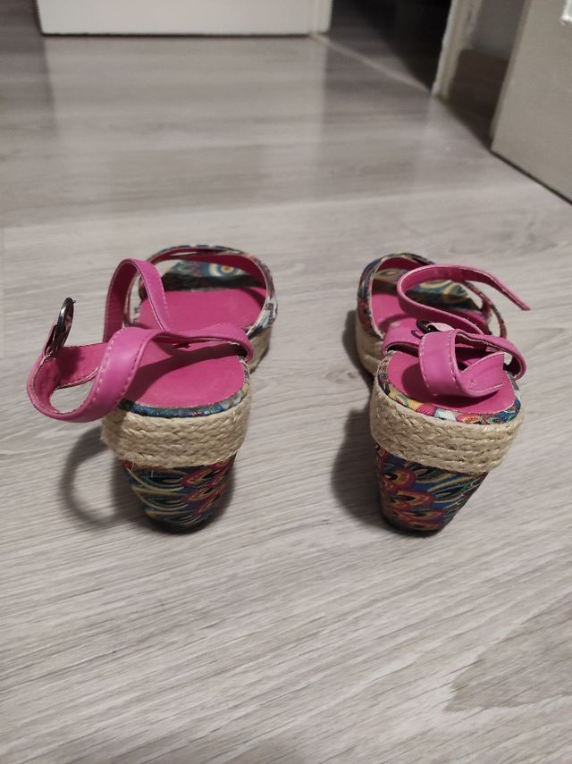 Sandalias desigual rosa fucsia