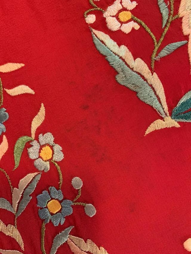 Bonito mantón antiguo color rojo con flores