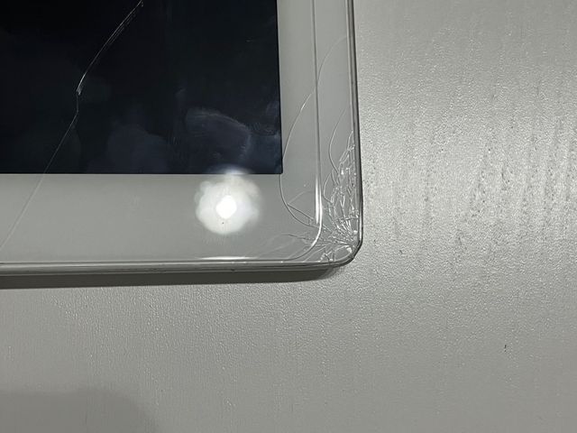 APPLE TABLET ENCIENDE PERO NO SALE OPERATIVA.