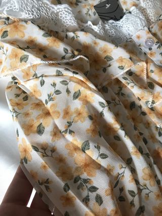 Blusa con volantes y estampado de flores amarillas