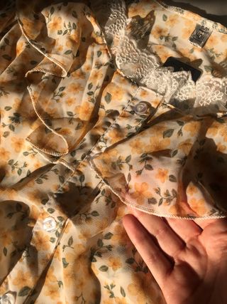 Blusa con volantes y estampado de flores amarillas