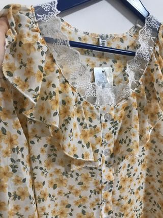 Blusa con volantes y estampado de flores amarillas