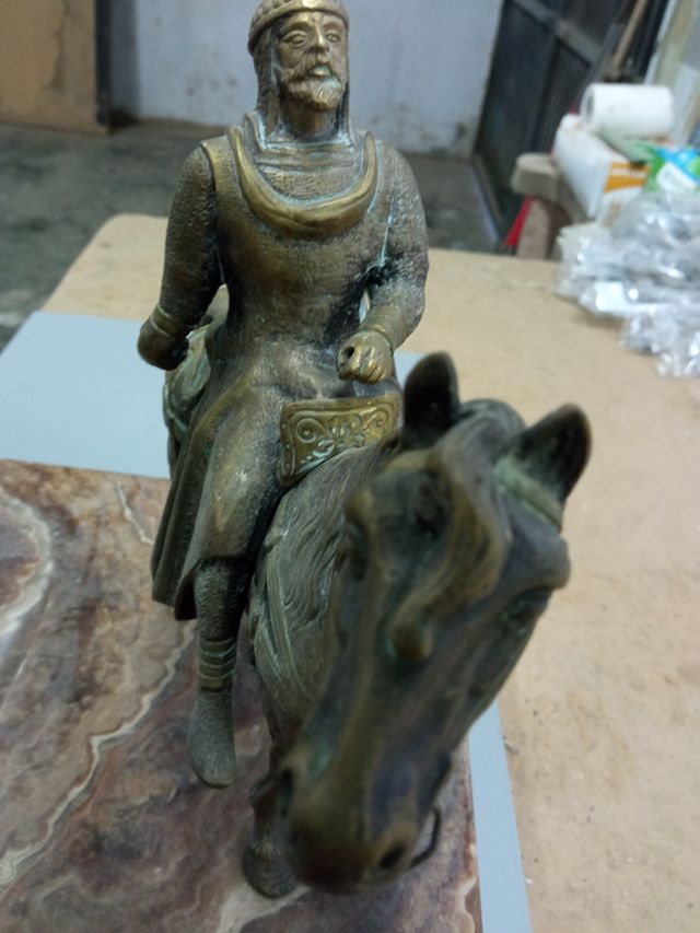 caballero de bronce escritorio con base de marmol