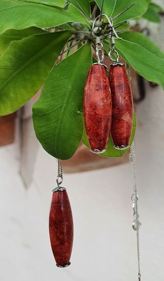 Conjunto de pendientes y colgante de plata y coral