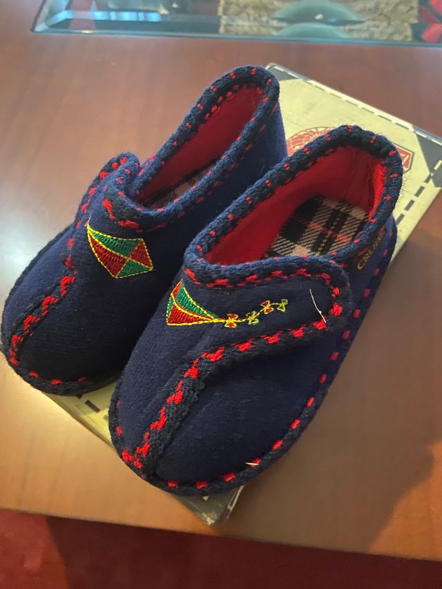 Zapatillas nuevas, número 24