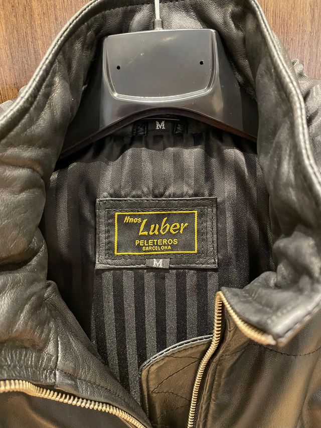 Abrigo negro acolchado