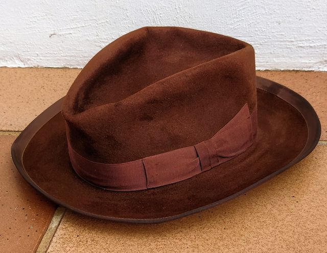 Sombrero antiguo marrón