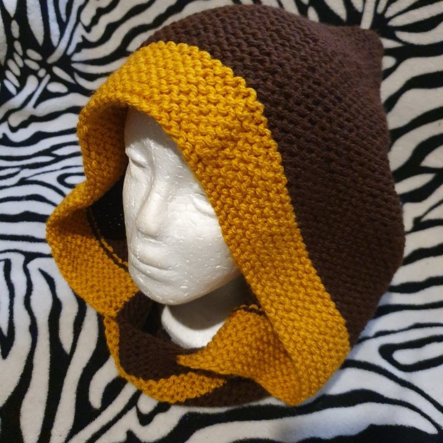 cuello de lana con capucha
