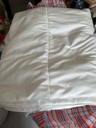 mantas y cabecero de cama.