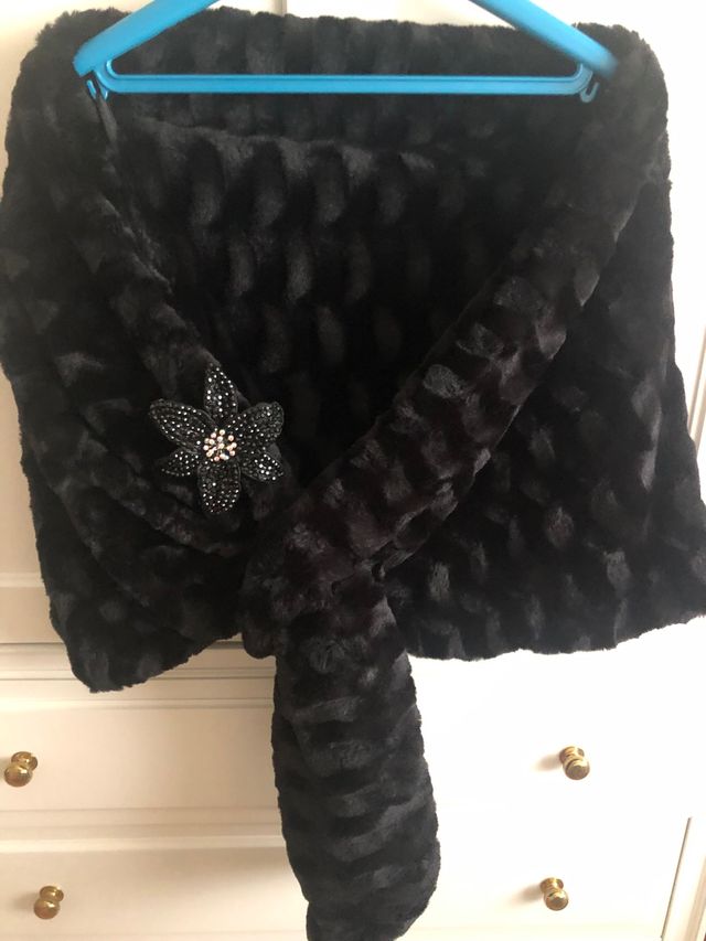 Estola de terciopelo negra