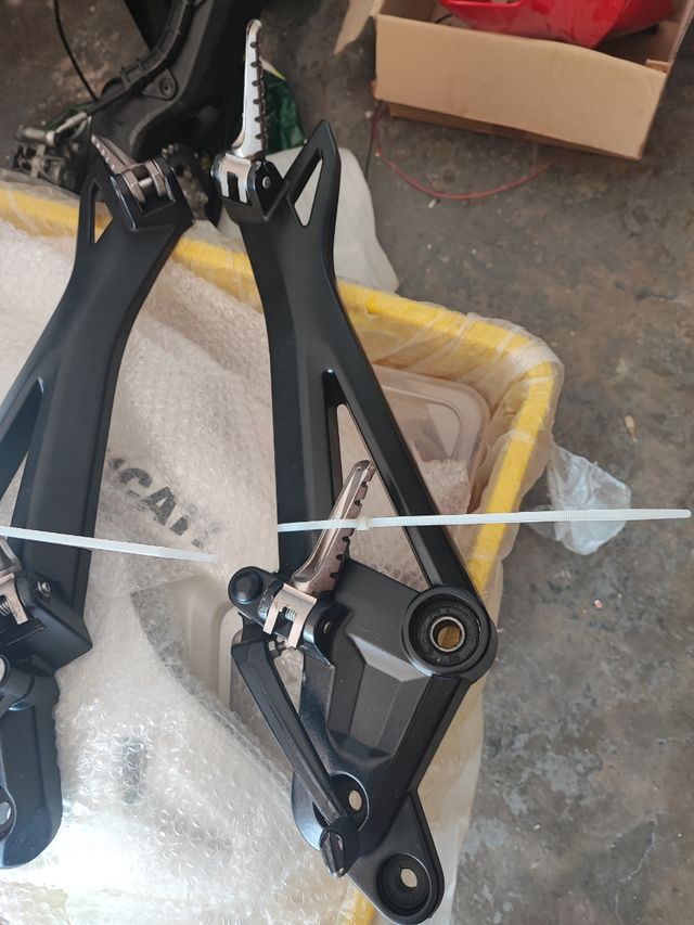 Estriberas Ducati Monster 696