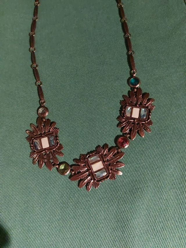 Collar con piedras en tonos verdes
