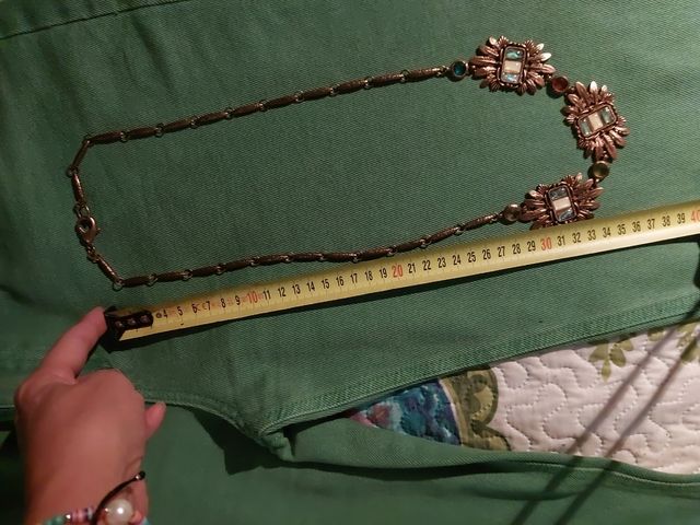 Collar con piedras en tonos verdes