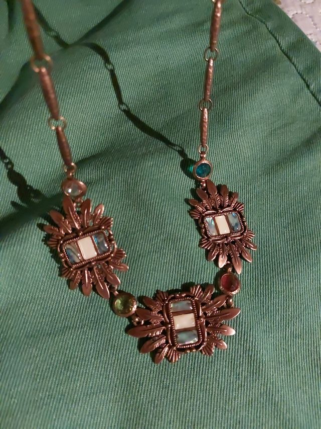 Collar con piedras en tonos verdes
