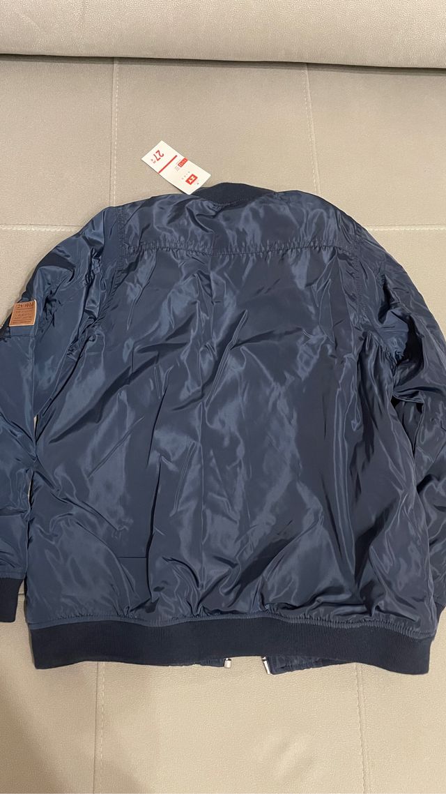 Cazadora acolchada con etiquetas talla 11-12años