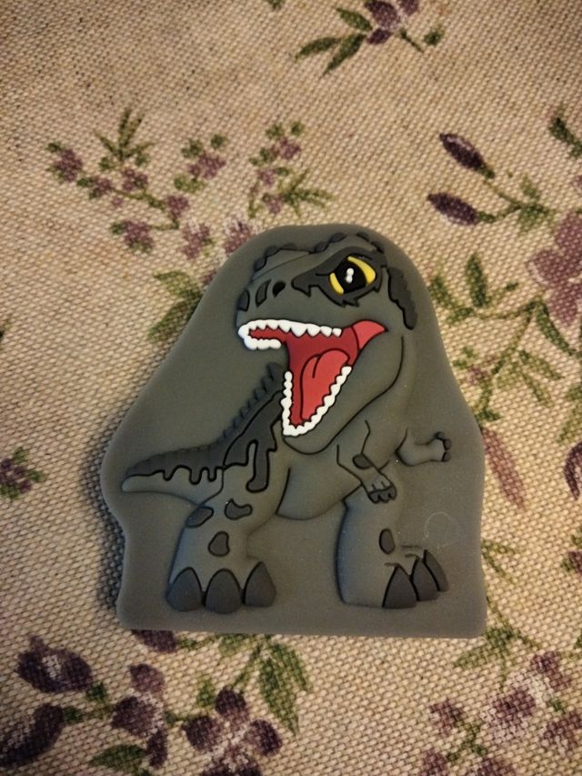 Lote dinosaurios (7 piezas, 2 iguales, y uno fluo)