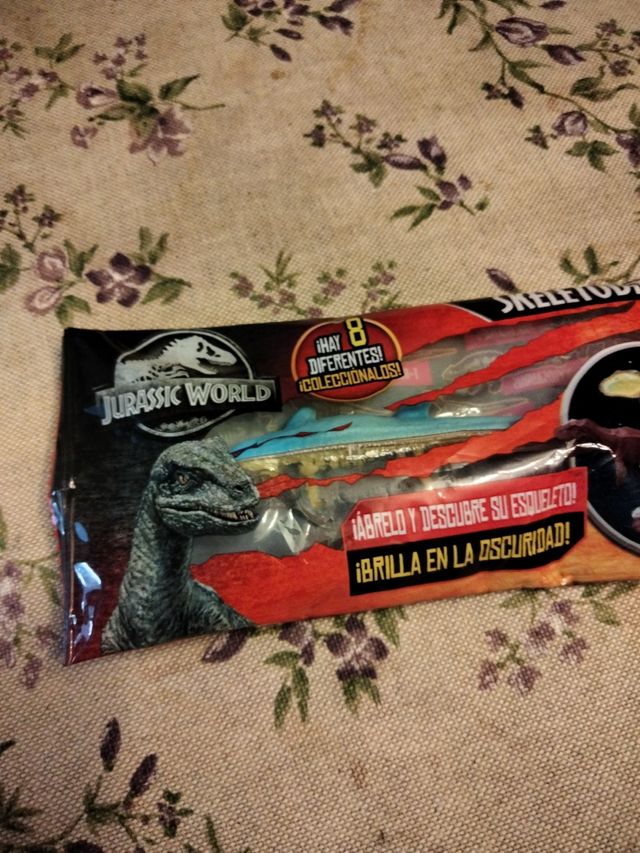 Lote dinosaurios (7 piezas, 2 iguales, y uno fluo)