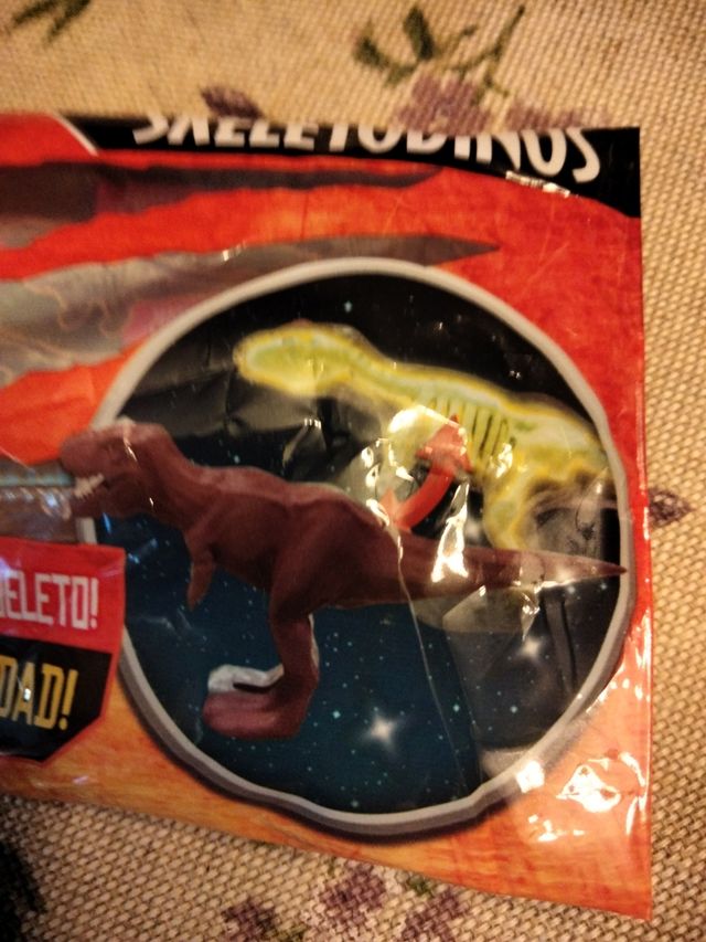 Lote dinosaurios (7 piezas, 2 iguales, y uno fluo)