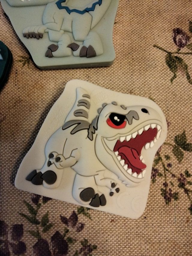 Lote dinosaurios (7 piezas, 2 iguales, y uno fluo)