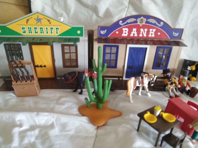 2 PLAYMOBIL WESTERN +PLAYMOBIL BANCO