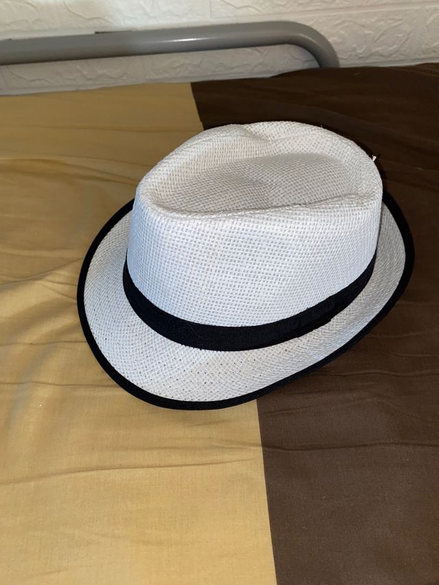 Nuovo cappello bianco