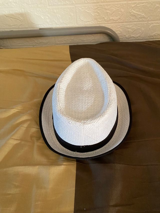Nuovo cappello bianco