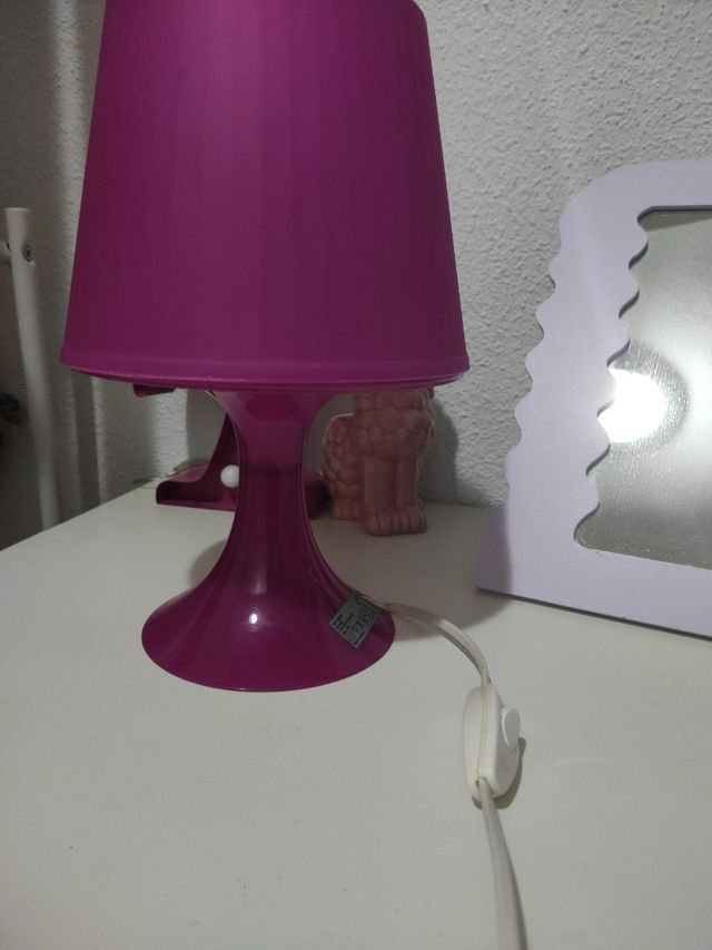 lampara de mesa fucsia de ikea