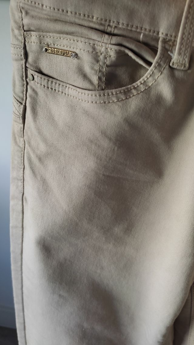 Pantalón beige Stradivarius talla 38