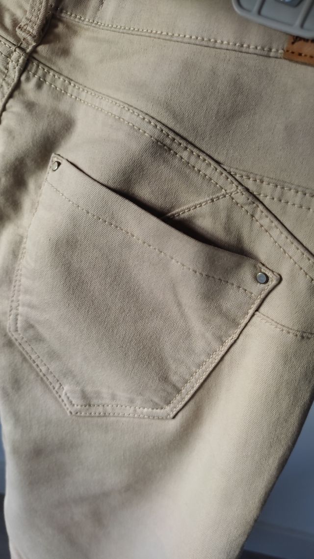 Pantalón beige Stradivarius talla 38